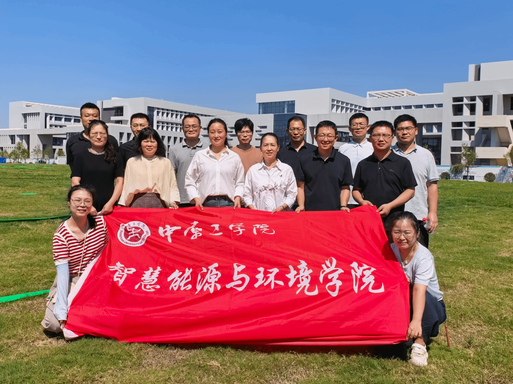 尊师暖心送关怀 聚力奋进启新程 ——智慧能源与环境学院工会赴航空港校区开展教师节慰问活动